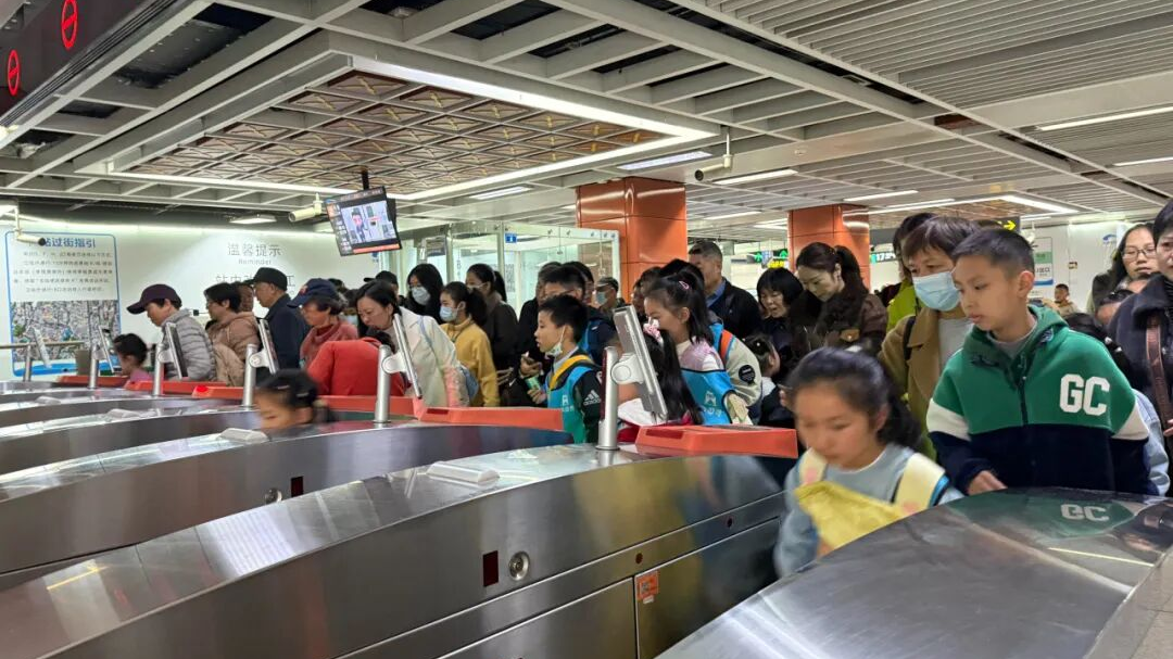 地铁客运量超3297万人次 学生出行是平时6倍 成都首个秋假太火了！