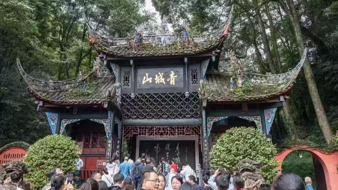 “秋假”带火旅游淡季！四川多景区门票约满 成都“亲子游”热度高