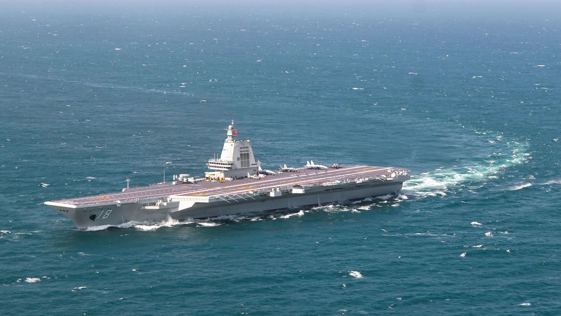 福建舰开展入列后首次海上实兵训练，更多细节+看点→