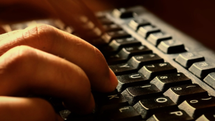 “这些文件有吗？”老同学发来的一份资料清单让他起了疑心