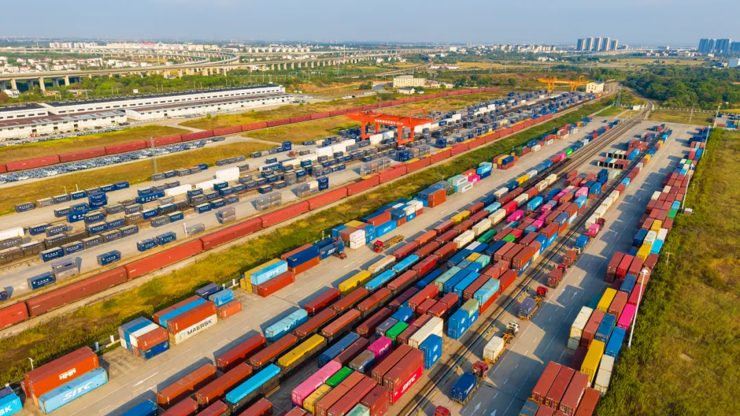 创历史同期新高 前10个月国家铁路累计发送货物33.78亿吨