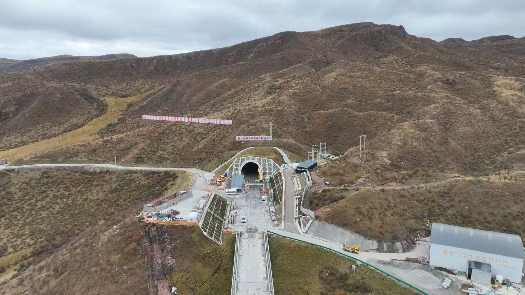 海拔3300米 西成铁路格尔隧道贯通