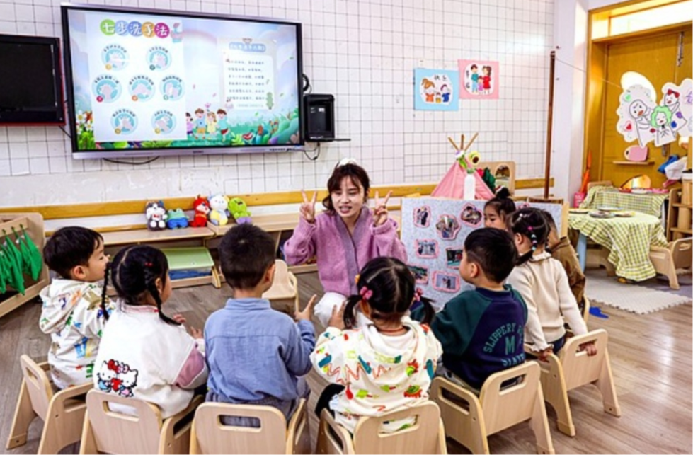 2025年秋季学期起，四川逐步推行免费学前教育