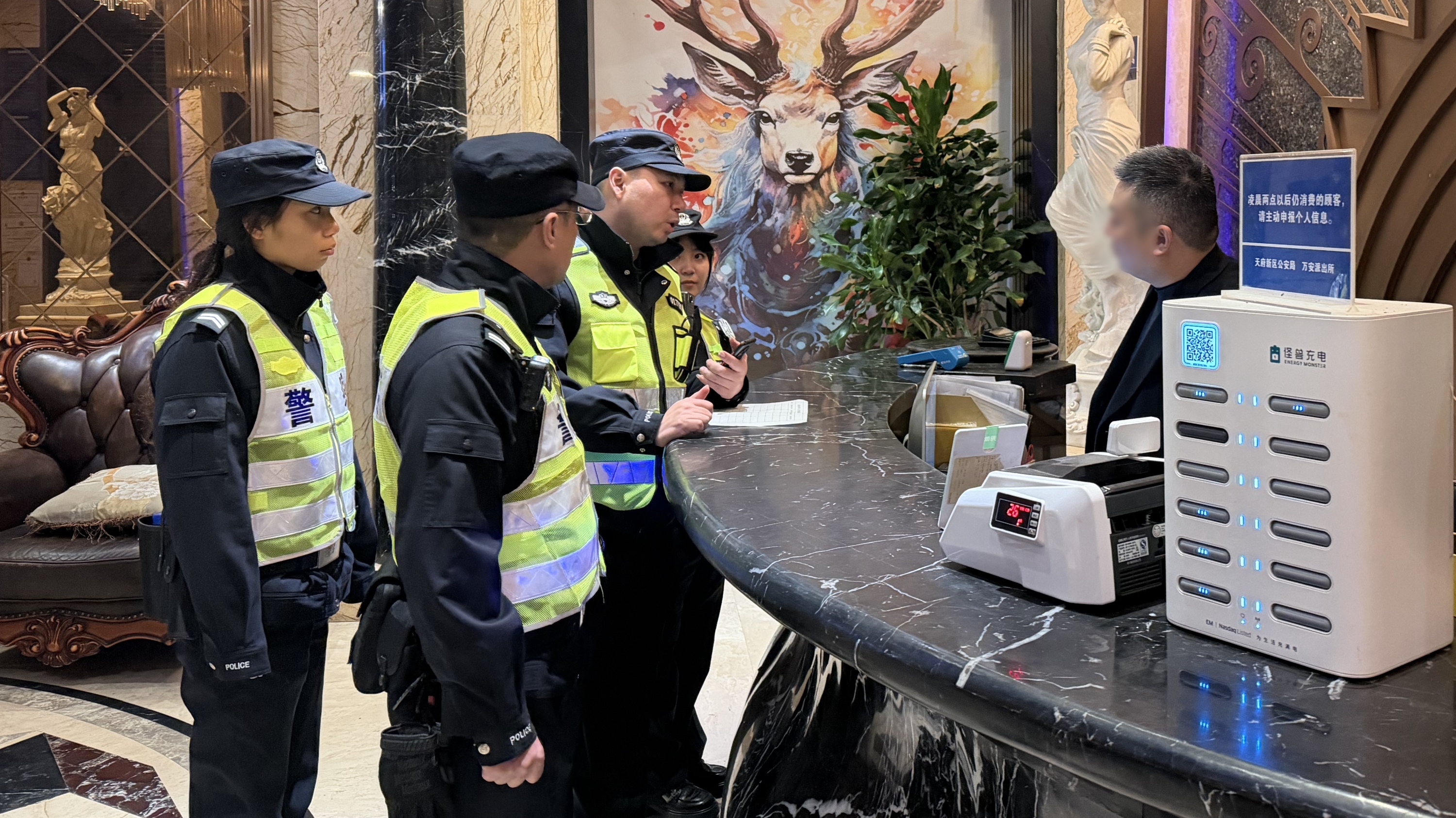  夜查 “亮剑”！成都天府公安多警联动守护城市烟火气