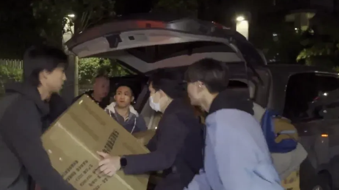 视频｜预计救援行动将持续至黄昏，热心市民组团赴港送4000条毛毯