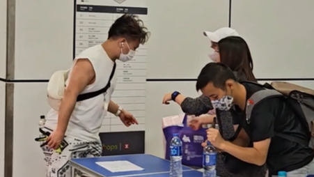 视频｜香港地铁里的温暖接力！市民义工转运爱心物资