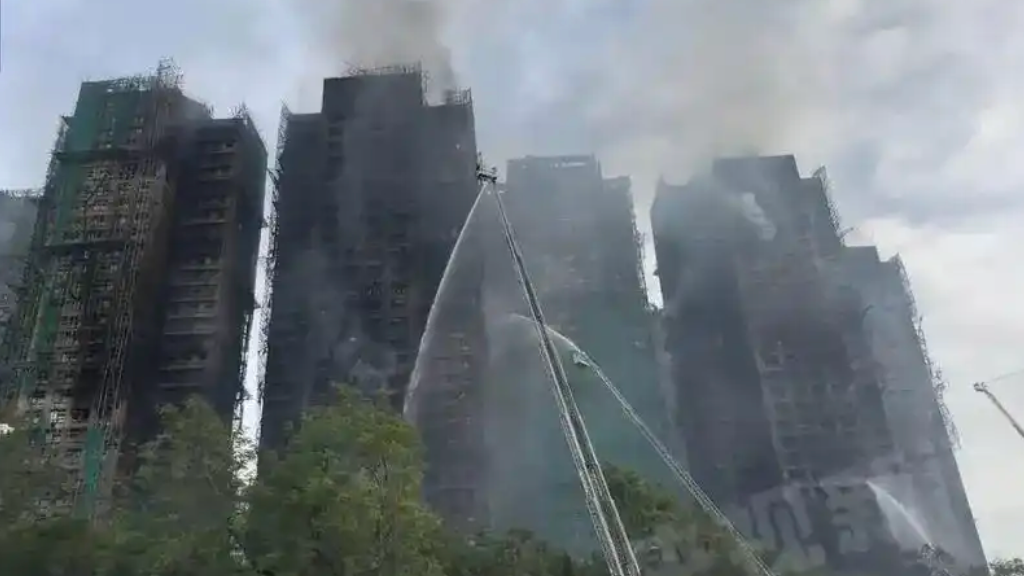 视频｜香港大埔火灾：68岁河南义工主动帮助受灾民众