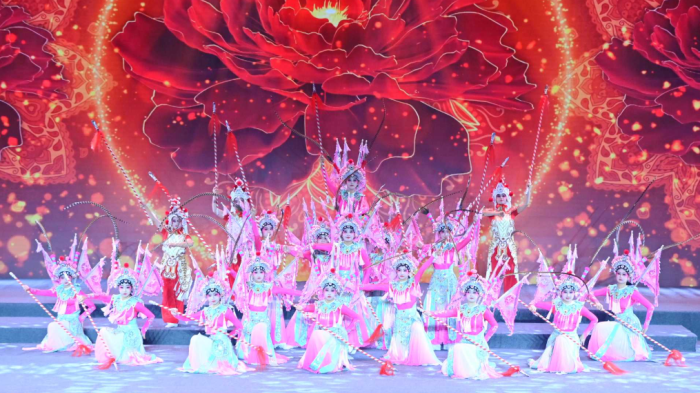 青春绽芳华 成都学子戏曲展演传承千年蜀戏