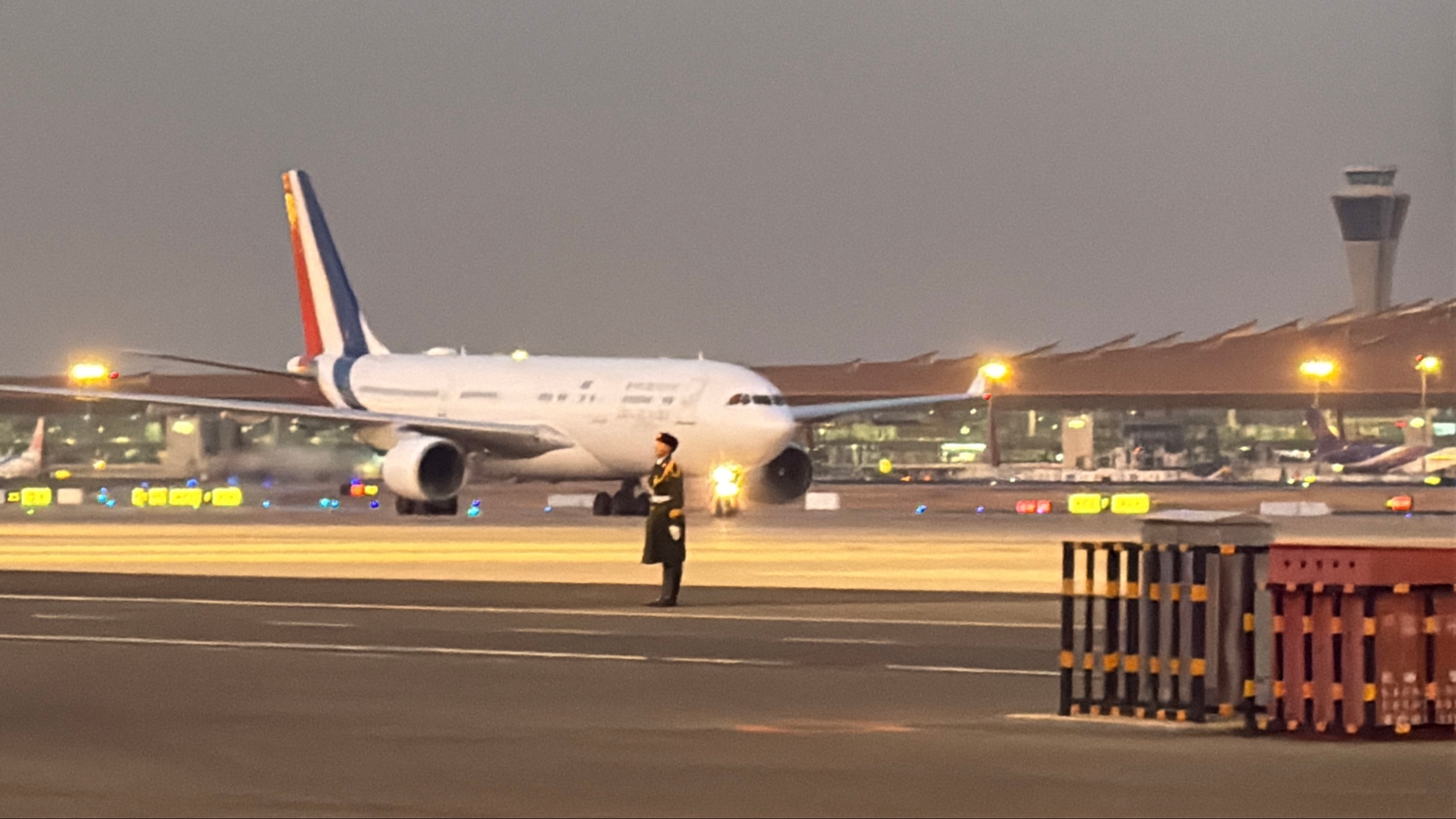 法国总统马克龙抵达北京 开启第四次对华国事访问