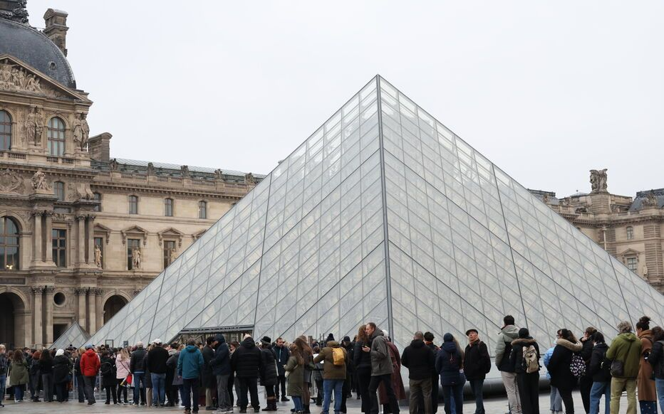 卢浮宫抢劫案第四名嫌疑人被临时收监