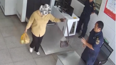 女子裤子内藏2斤多活虫入境，被查