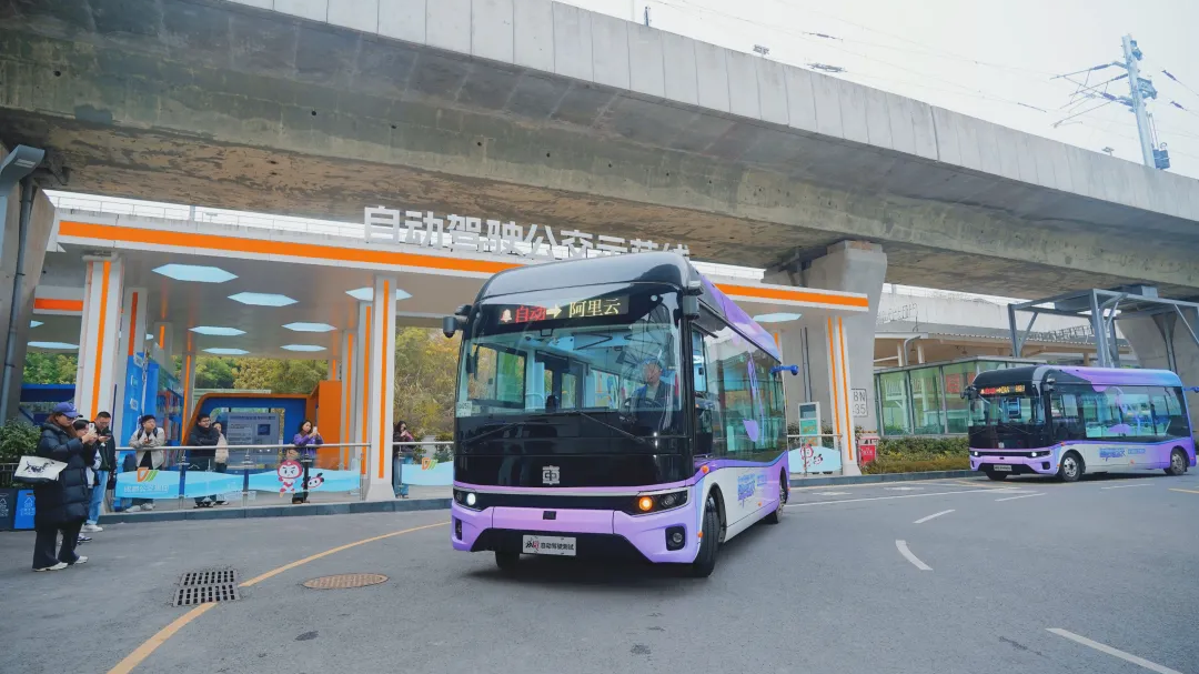 直达产业园区、全程无中途停靠！成都首例自动驾驶定制公交来了