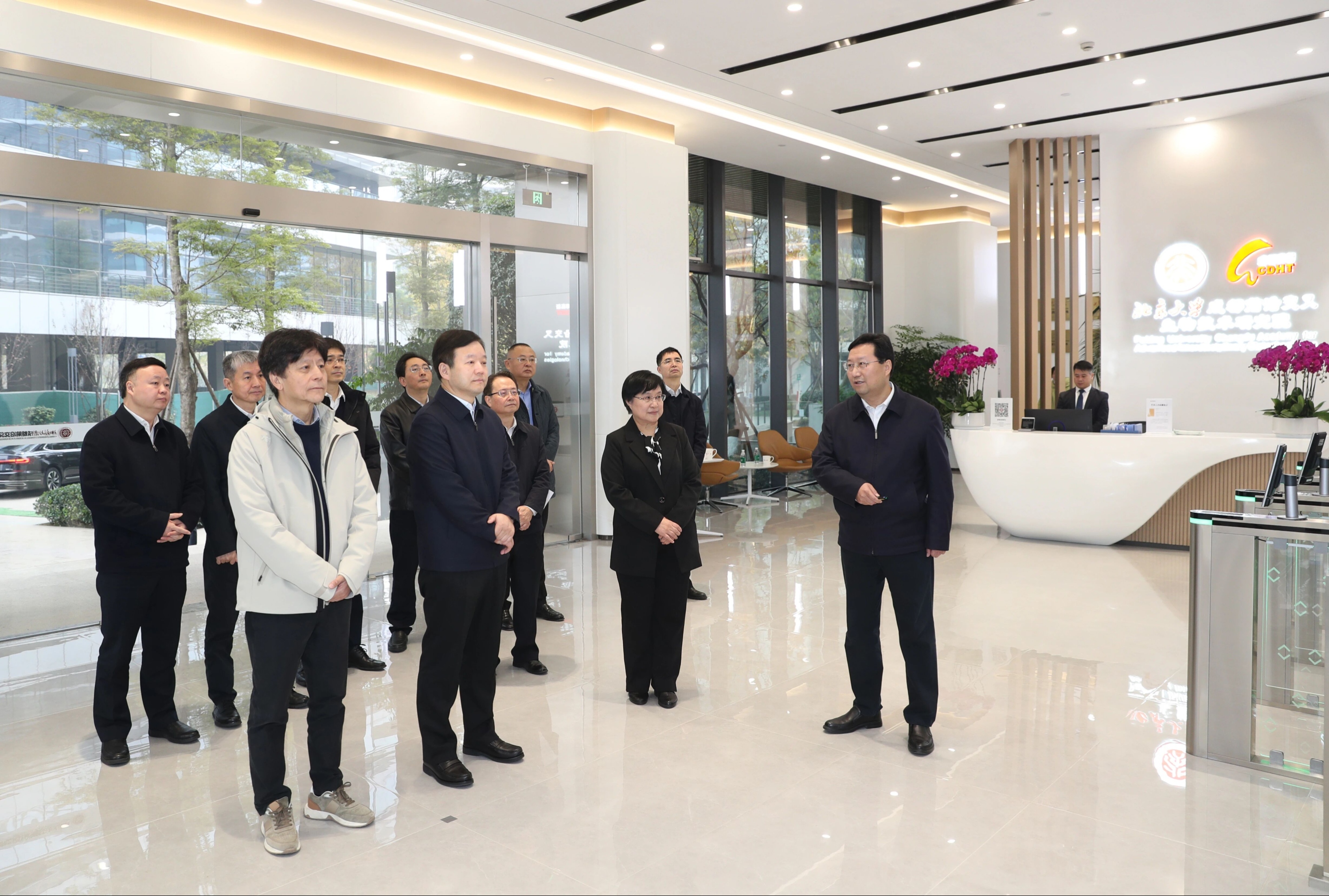 曹立军赴成都高新区调研并主持召开进一步推动高新区高质量发展座谈会