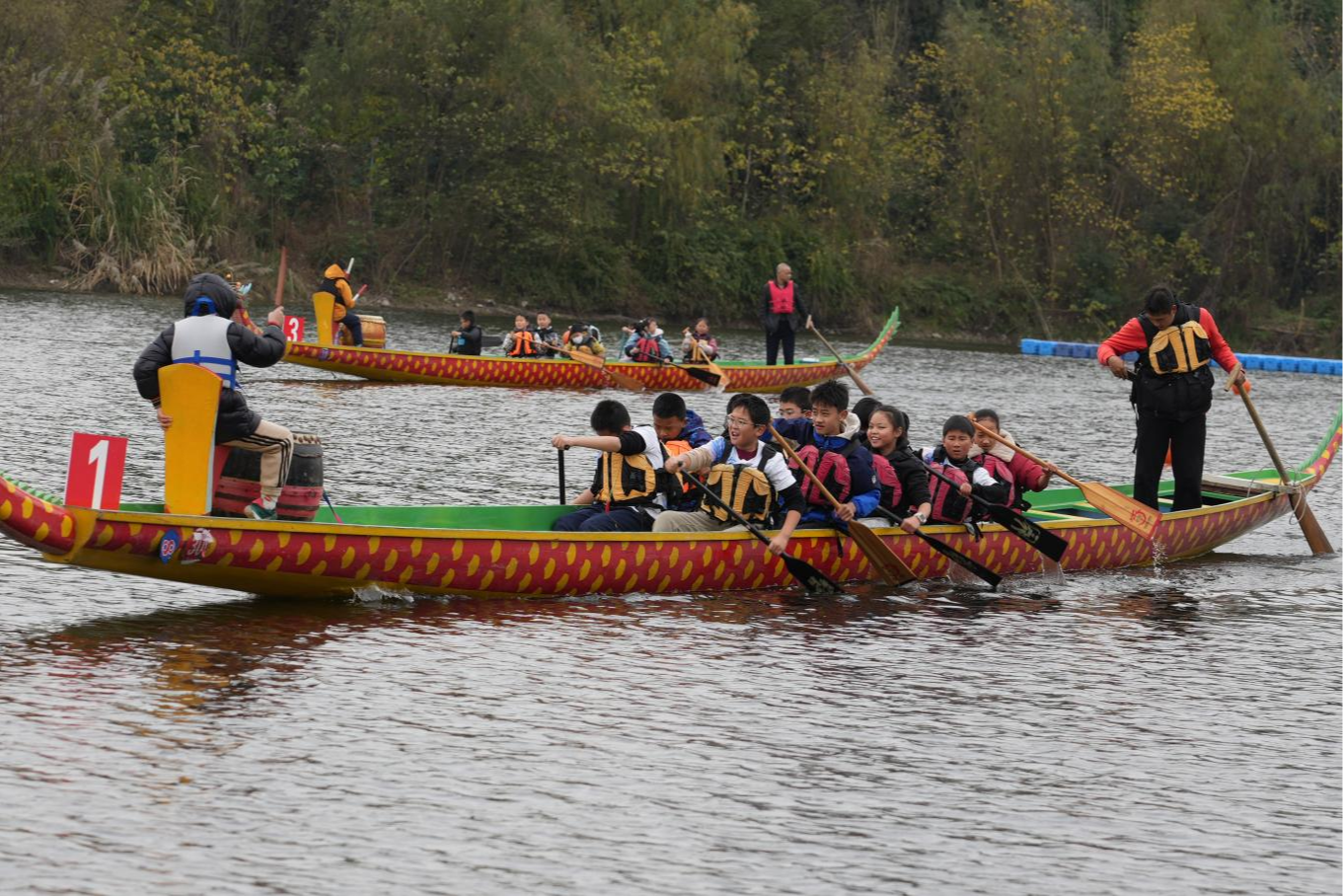 少年竞渡碧波间！成都龙舟嘉年华助力青少年体育成长