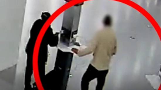 视频 | 男子偷手机狡辩错拿，民警“灵魂质问”笑翻全场！