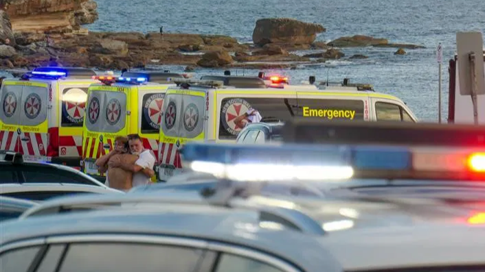 已致16人死亡、40人受伤 澳大利亚全国降半旗悼念悉尼邦迪滩枪击事件遇难者