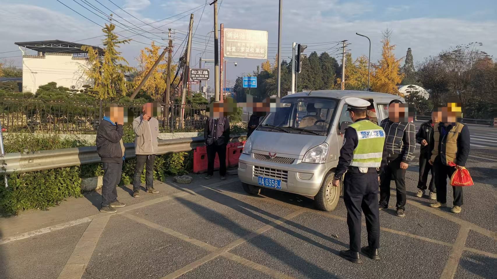 核载7人实载8人！成都交警曝光两起超员违法案例