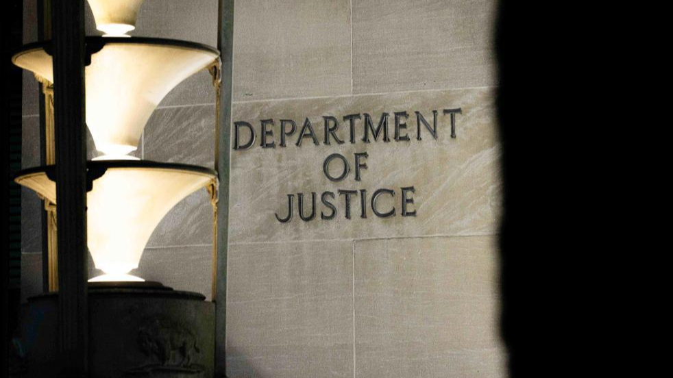 美司法部再公开两批爱泼斯坦案文件 超550页被涂黑