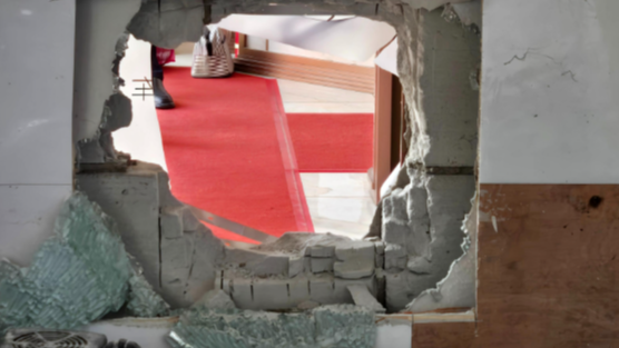 男子凿墙盗走170余万元黄金 赃物竟藏祖坟墓碑后