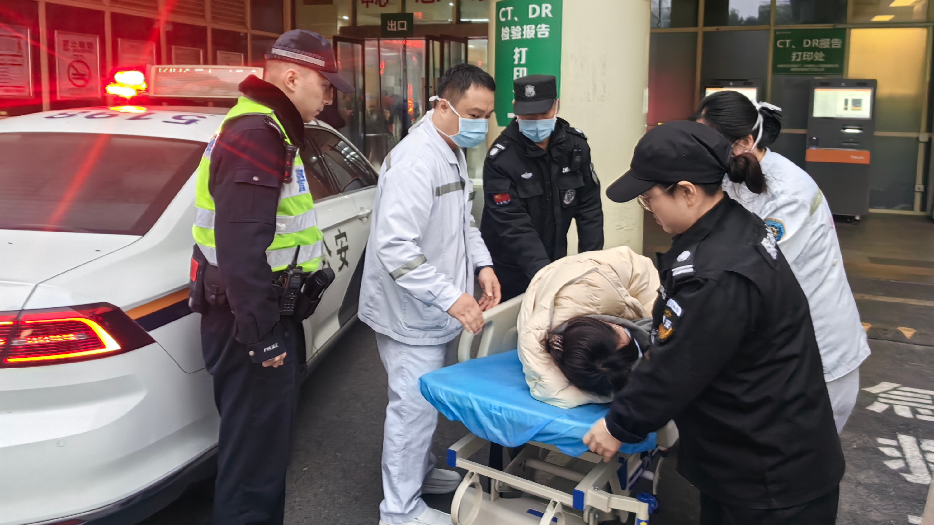 视频 | 成都民警晚高峰开辟“生命通道” 助力出血孕妇顺利就医