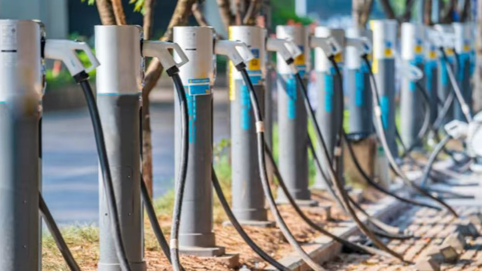 2026年我国将在全国高速公路服务区建设1万个以上充电枪