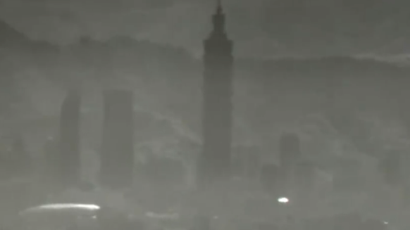 现场视频！解放军无人机视角看台北101大厦