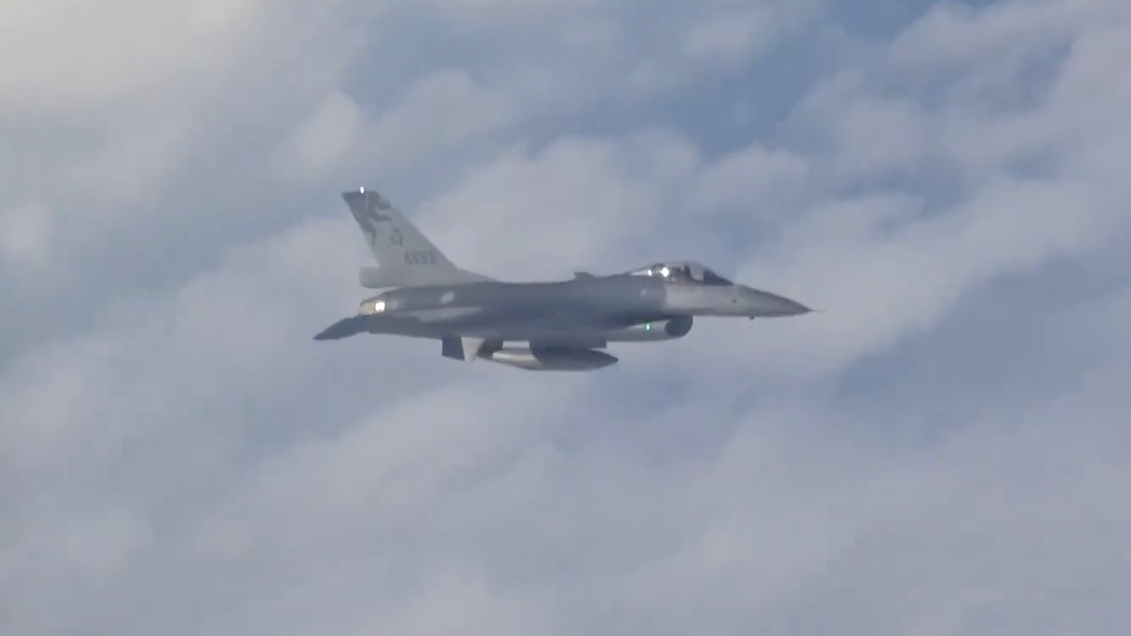 东部战区发布演习实景实弹现场视频《拔点 断线 封港》