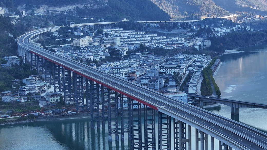 泸石高速泸定段通车，目前免费通行！从成都3.5小时直达海螺沟