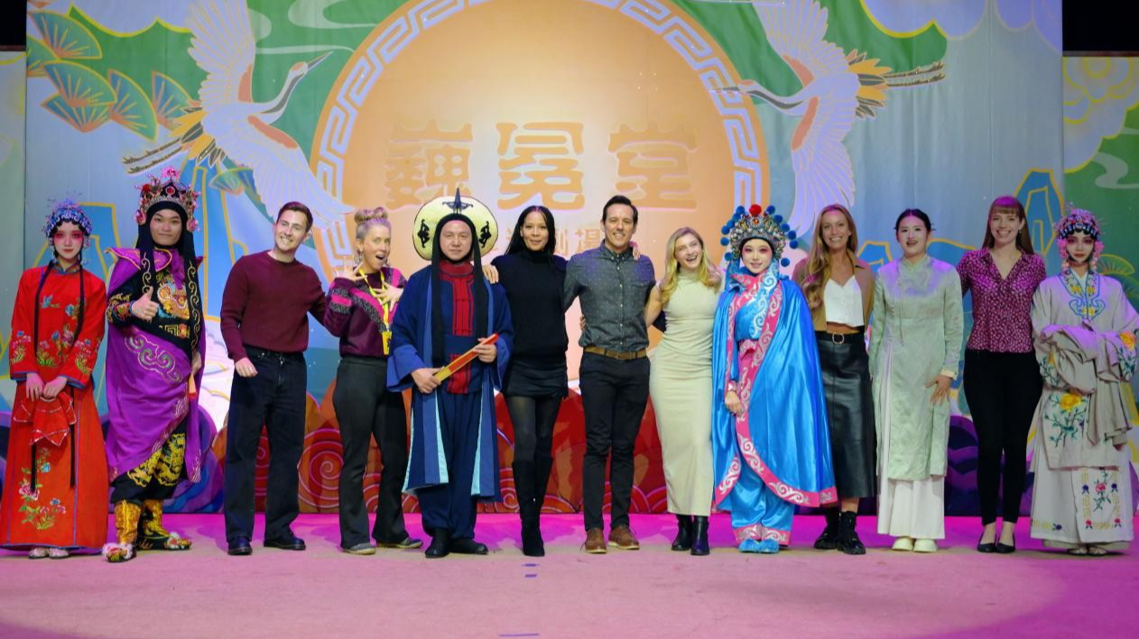 熊猫、变脸、盖碗茶！《雨中曲》剧组在成都收获“惊喜盲盒”