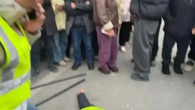 张家界回应“家长站‘护学岗’时晕倒身亡”：已成立工作专班，开展调查及善后工作