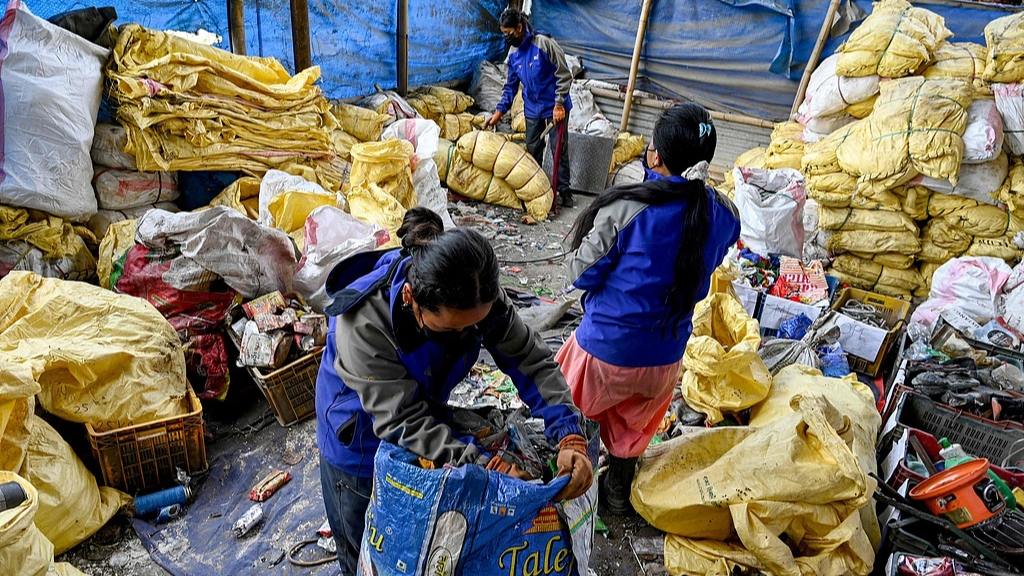 每人4000美元 尼泊尔拟征收珠峰垃圾清理费