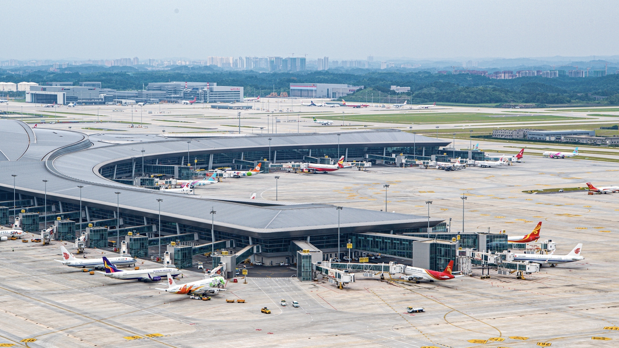 连续三年“千万级”增长 成都国际航空枢纽年旅客吞吐量突破9000万人次 