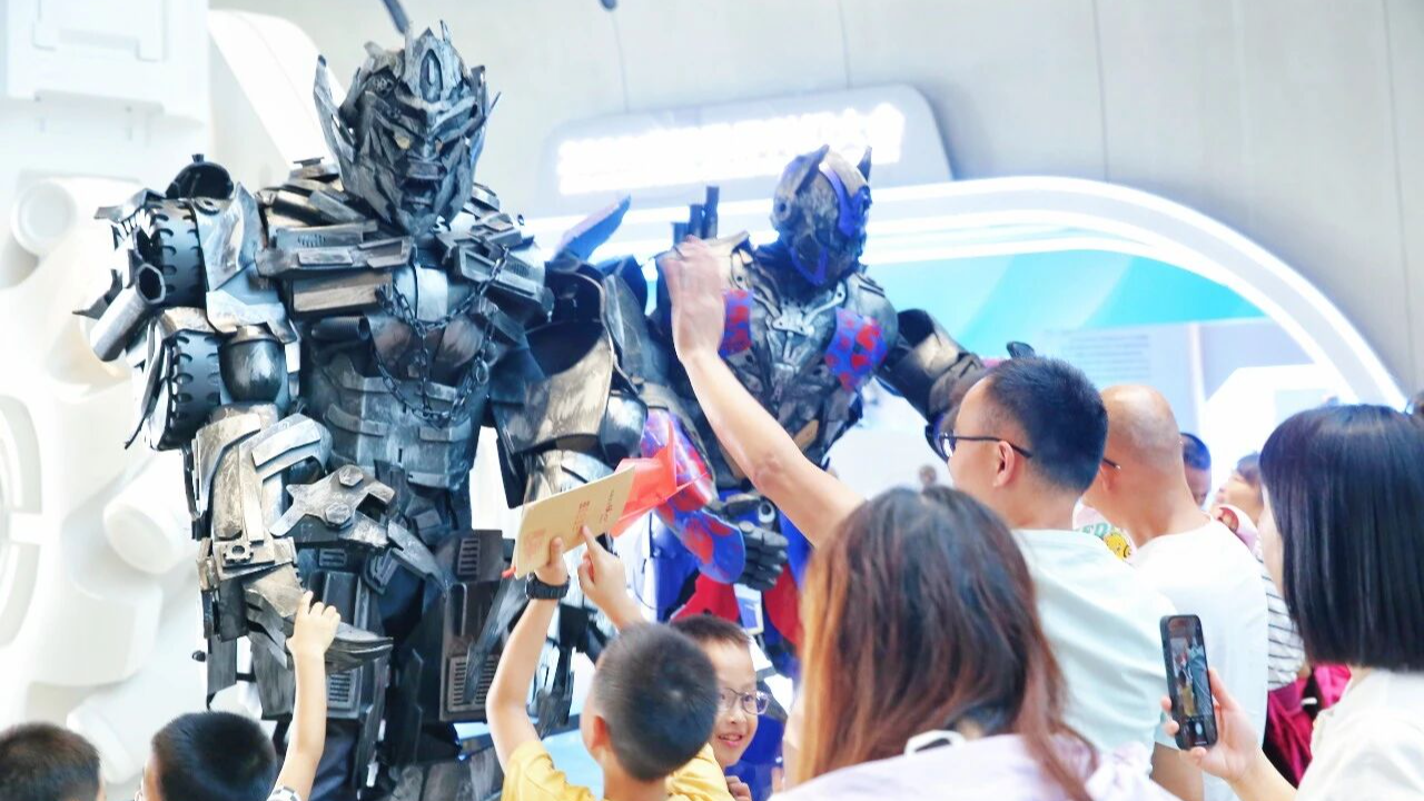 视频｜ 巨型“鲸鱼”装置、机械醒狮机甲秀…成都科幻馆邀您元旦体验科幻潮玩派对