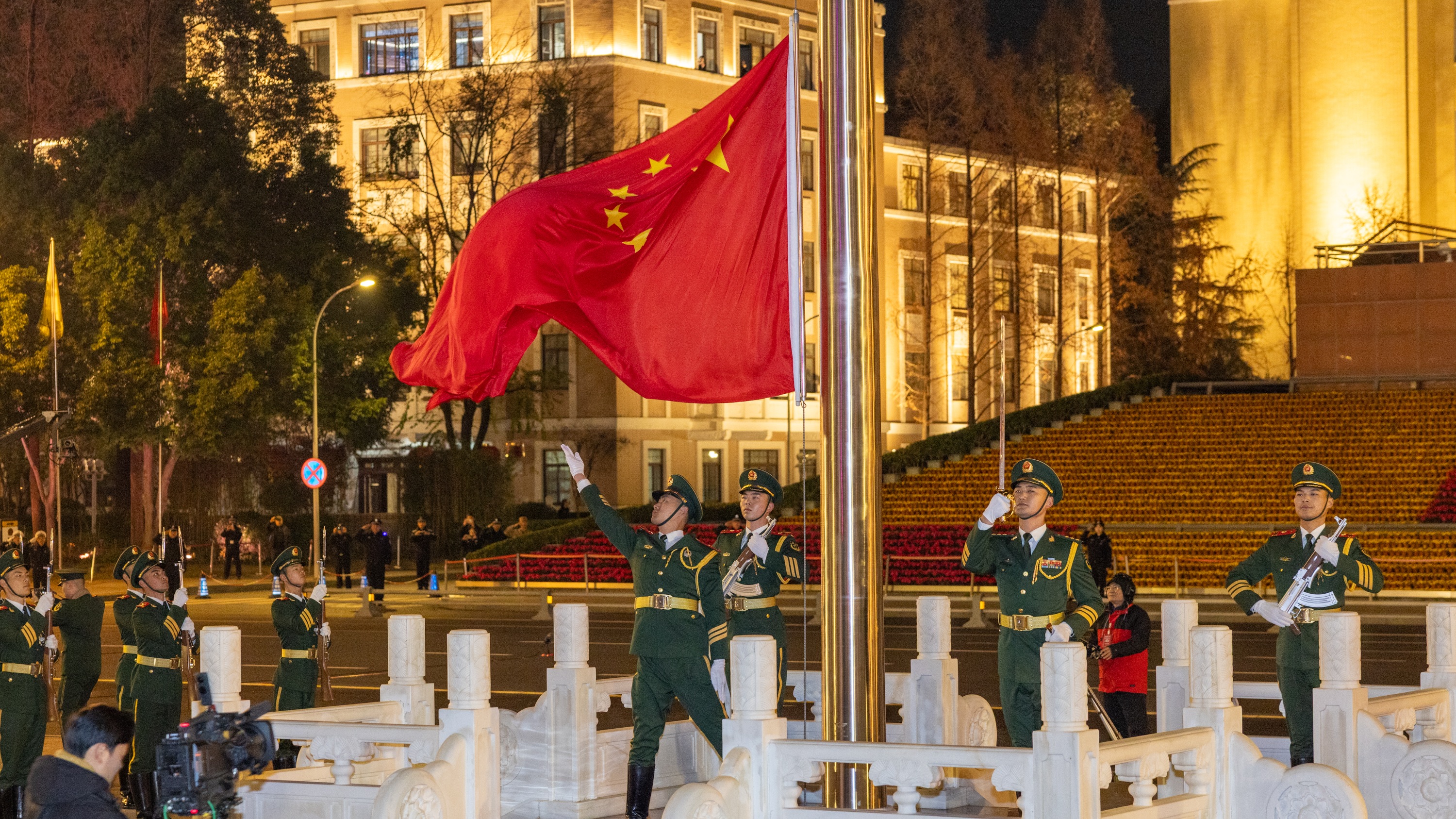 歌声嘹亮，红旗飘扬！成都市民天府广场迎新年第一缕晨光