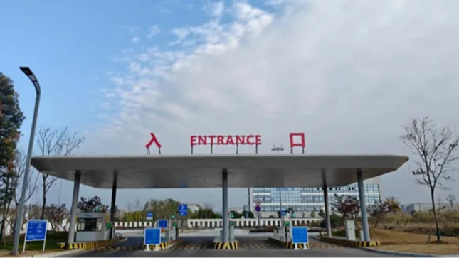 今日起，天府机场新停车场启用，自驾乘机旅客可免费摆渡