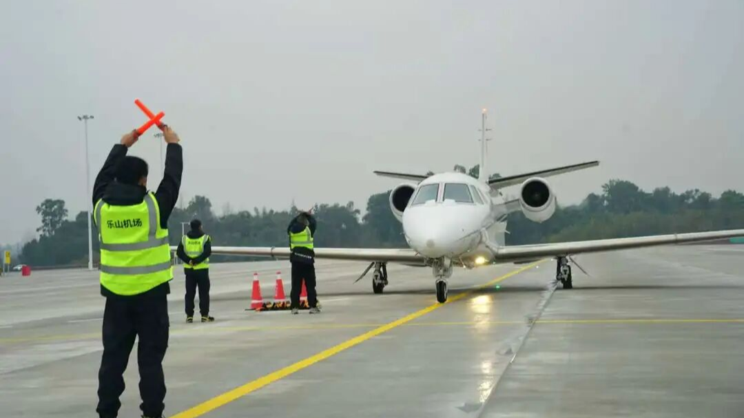 力争上半年投运 乐山机场开启首次飞行校验