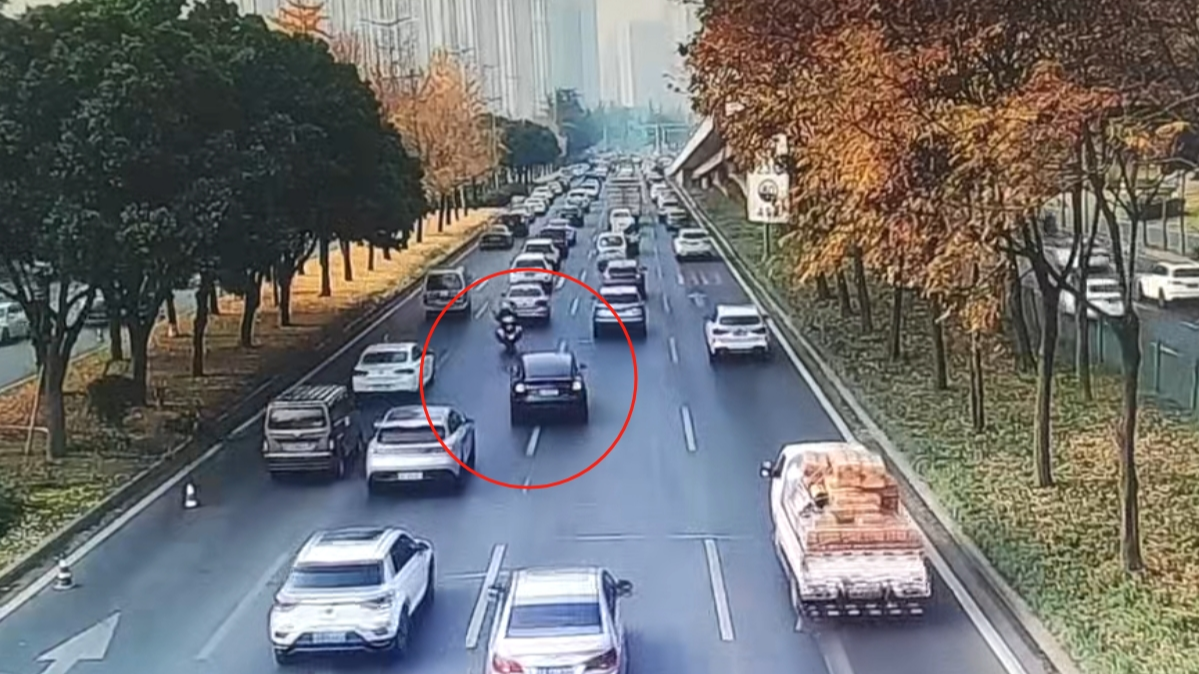 早高峰遇老人昏迷  成都交警“喊”出一条生命通道