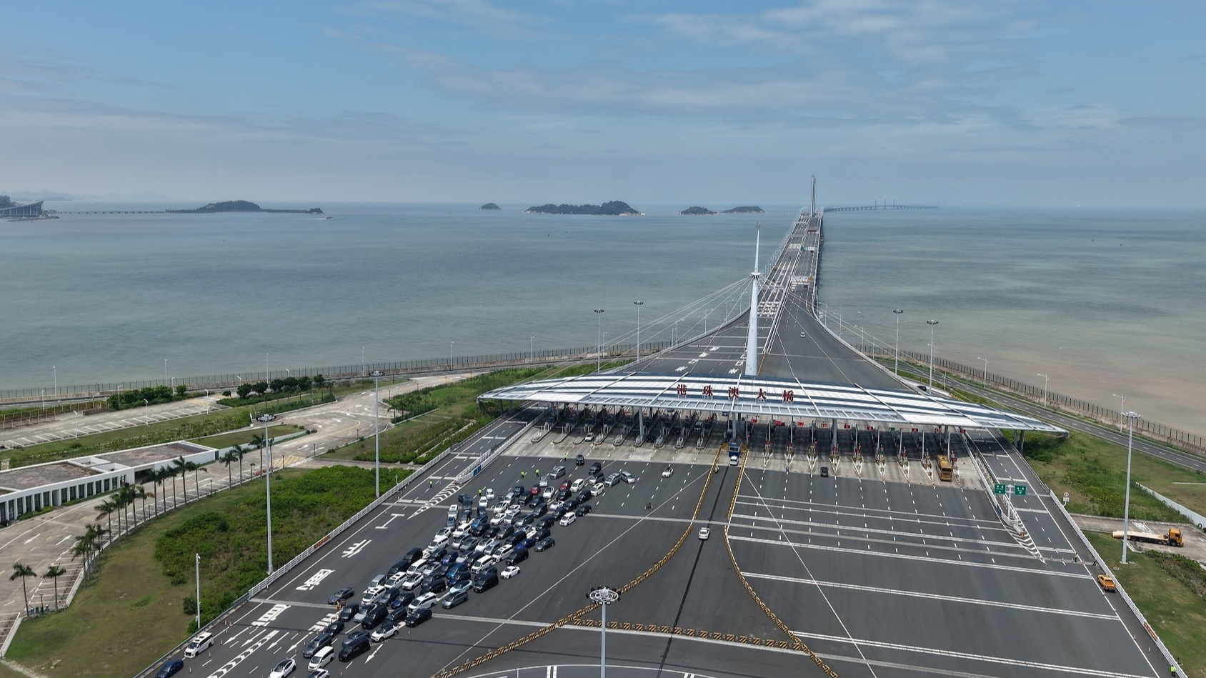 经港珠澳大桥珠海公路口岸出入境人数累计突破1亿人次