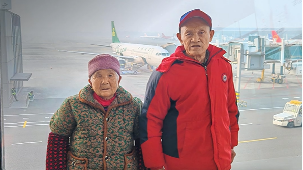 视频 | 礼物太暖！成都网友为八旬游客补上“机场合影”