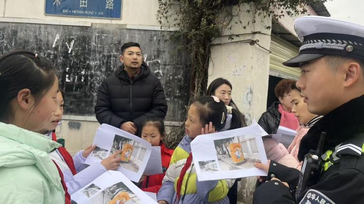 解决停车难、共绘安全墙、宣讲进餐馆，成都交警用暖心实事传递交通安全理念