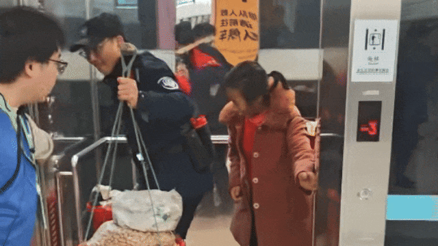 视频 | 暖心守护！成都地铁保安接力为乘客挑扁担