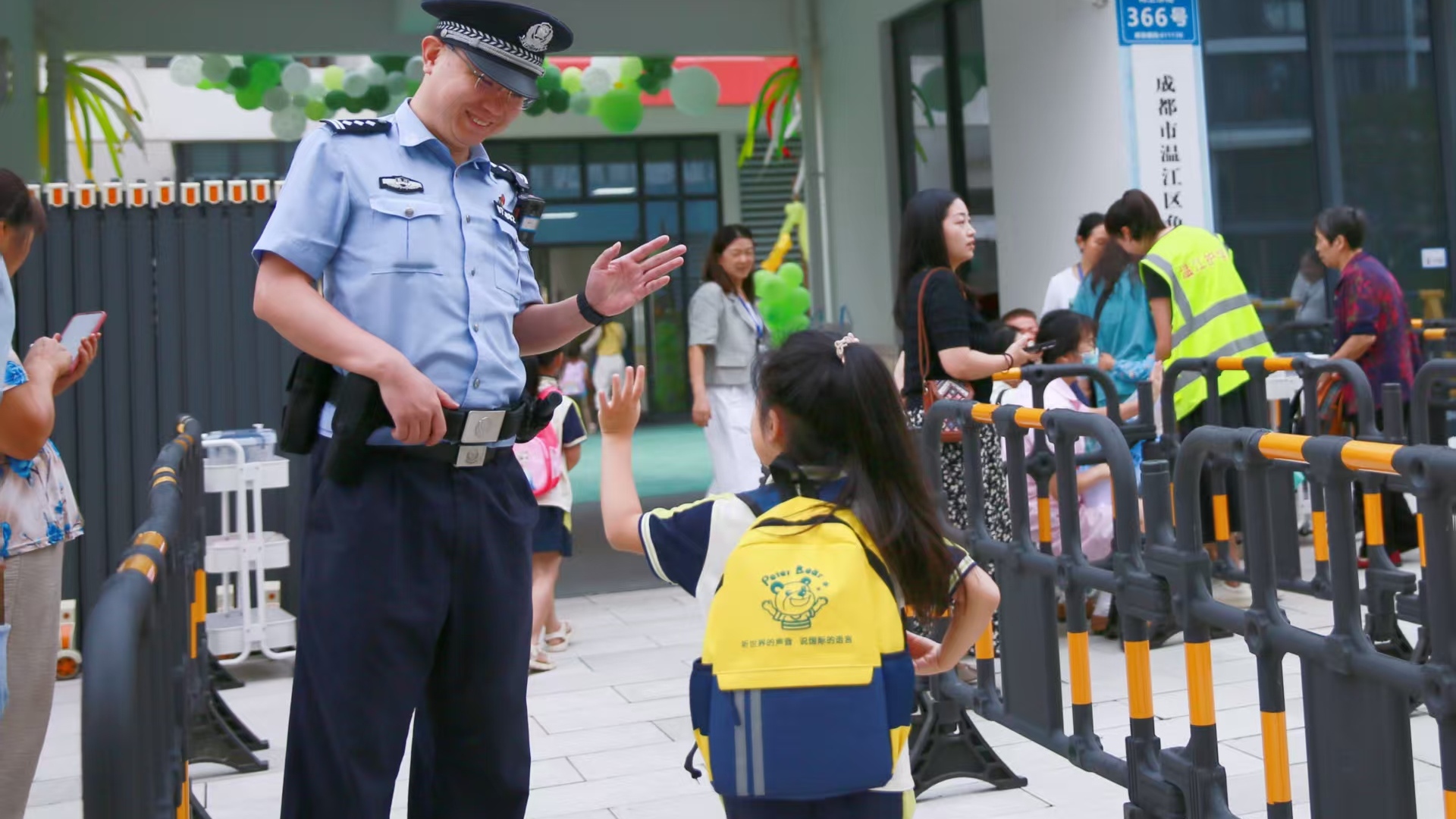 视频 | “两抢”案件破案率100% 成都全市违法犯罪警情10年连降 