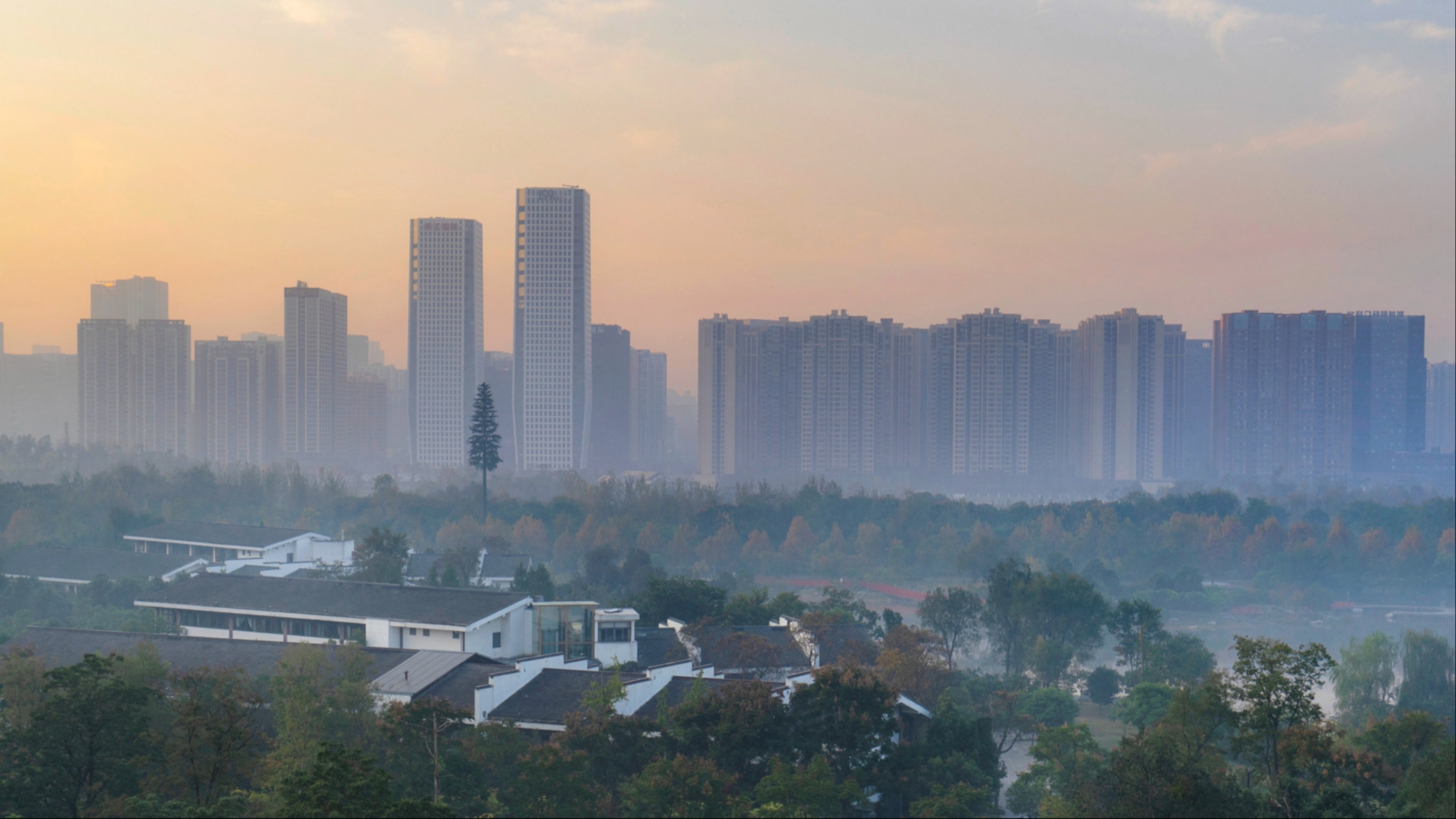 成都重污染天气预警13日升级为橙色，公交免费地铁八折