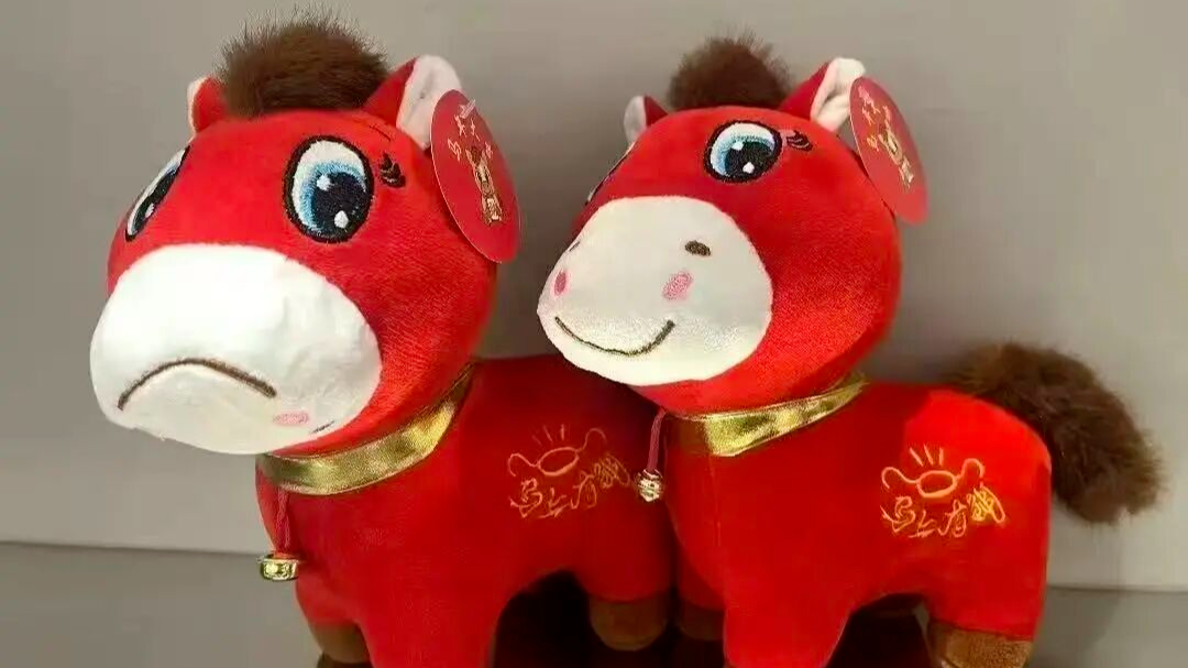 手滑嘴巴被缝反！“哭哭马”意外走红，流水线上的失误为何成了爆款？