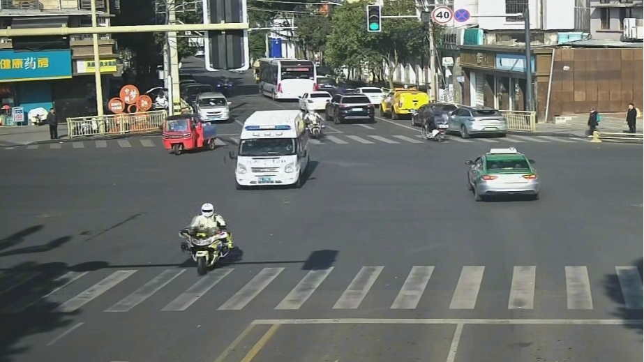 视频 | 幼儿突发惊厥 成都铁骑3分钟打通生命通道