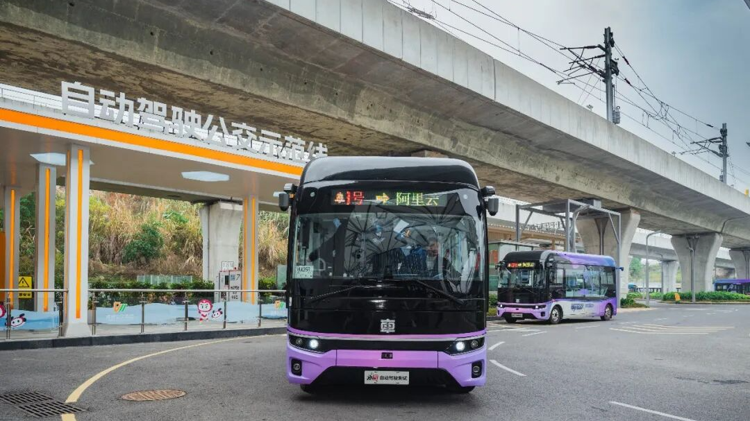 “聪明车”开进大学校园，成都自动驾驶公交4号线已上线！