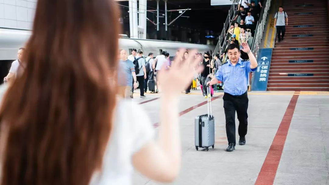 春运坐火车，不用自己拿行李了！铁路“轻装行”服务扩大试点范围