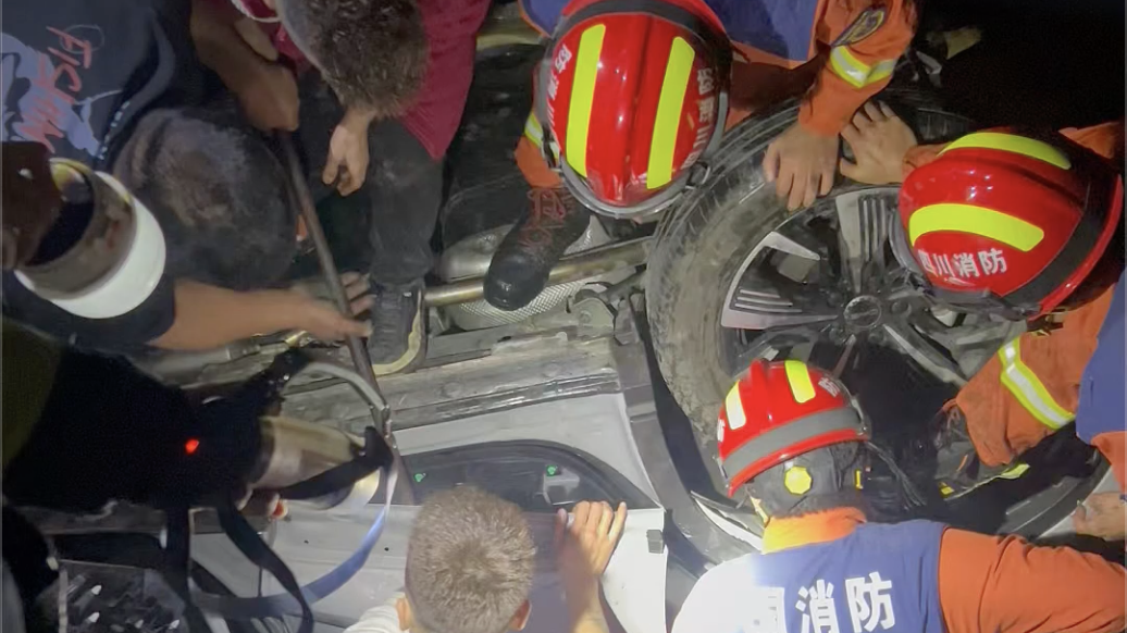 视频｜为他们点赞！成都群众、消防合力破窗救人