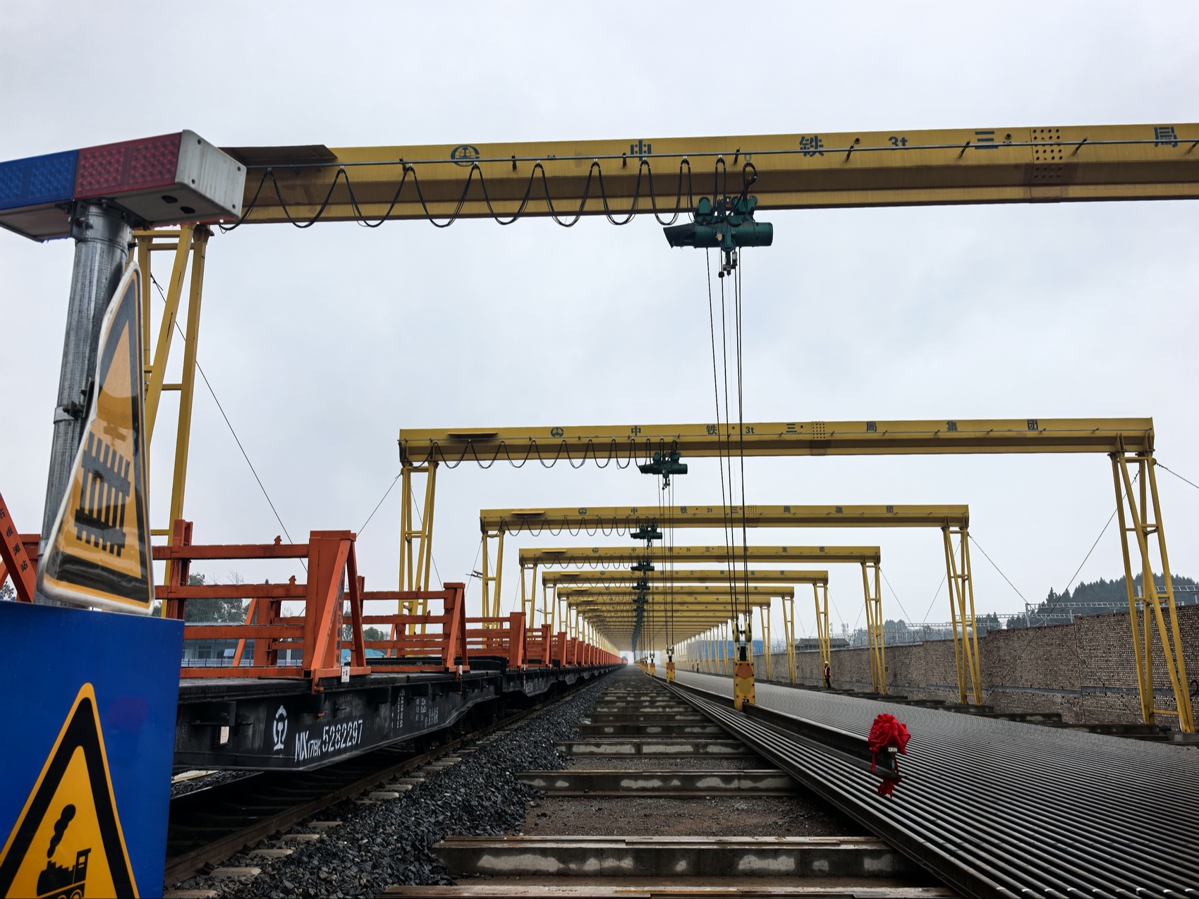 成达万高铁即将全线铺轨，首列500米长钢轨已进场