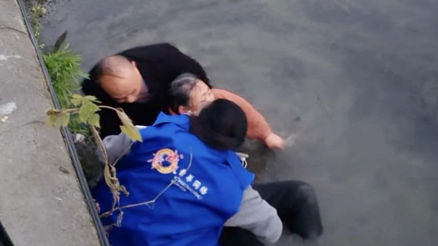 视频｜凡人义举！成都一老人落水 他们寒冬中跳进刺骨河水救人